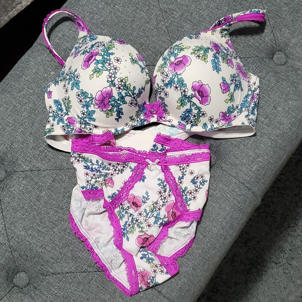 Brand New w/o Tags Victoria Secret Pushup Bra & Hiphugger (2 pairs) Set